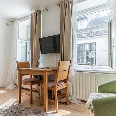City Vibes: 1Br Apt, 10 Min To Westbahnhof เวียนนา ภายนอก รูปภาพ